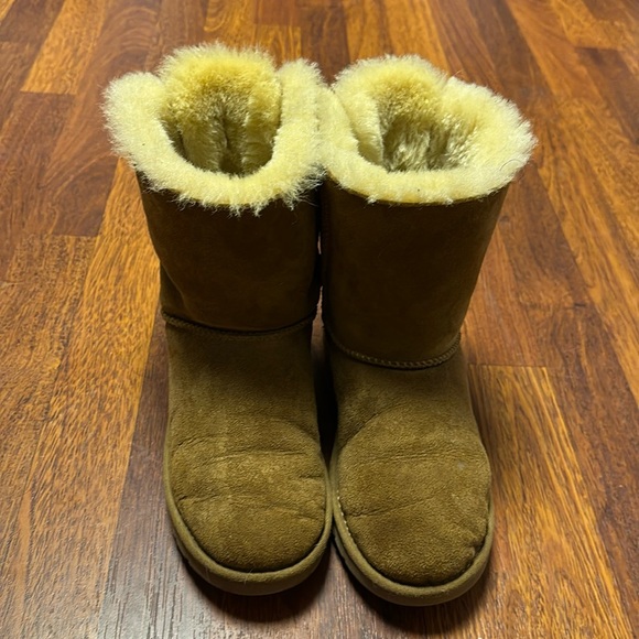 Bailey Bow Ugg Boots. Used in good condition with some wear. - Picture 1 of 2